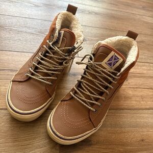 VANS Sk8-Hi
UNISEX Brown High-Top Casual Shoes with Faux Fur Lining